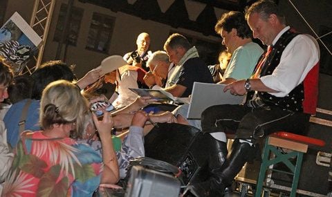 Die Fans waren unersättlich: Hunderte Autogramme gingen über die Bühne. (FOTO: SCHUMANN)