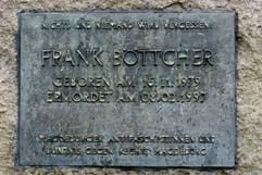 Blick auf die Gedenktafel für den ermordeten Punker Frank Böttcher an einem Stein in der Plattenbausiedlung Neu Olvenstedt in Magdeburg. (Foto: dpa)