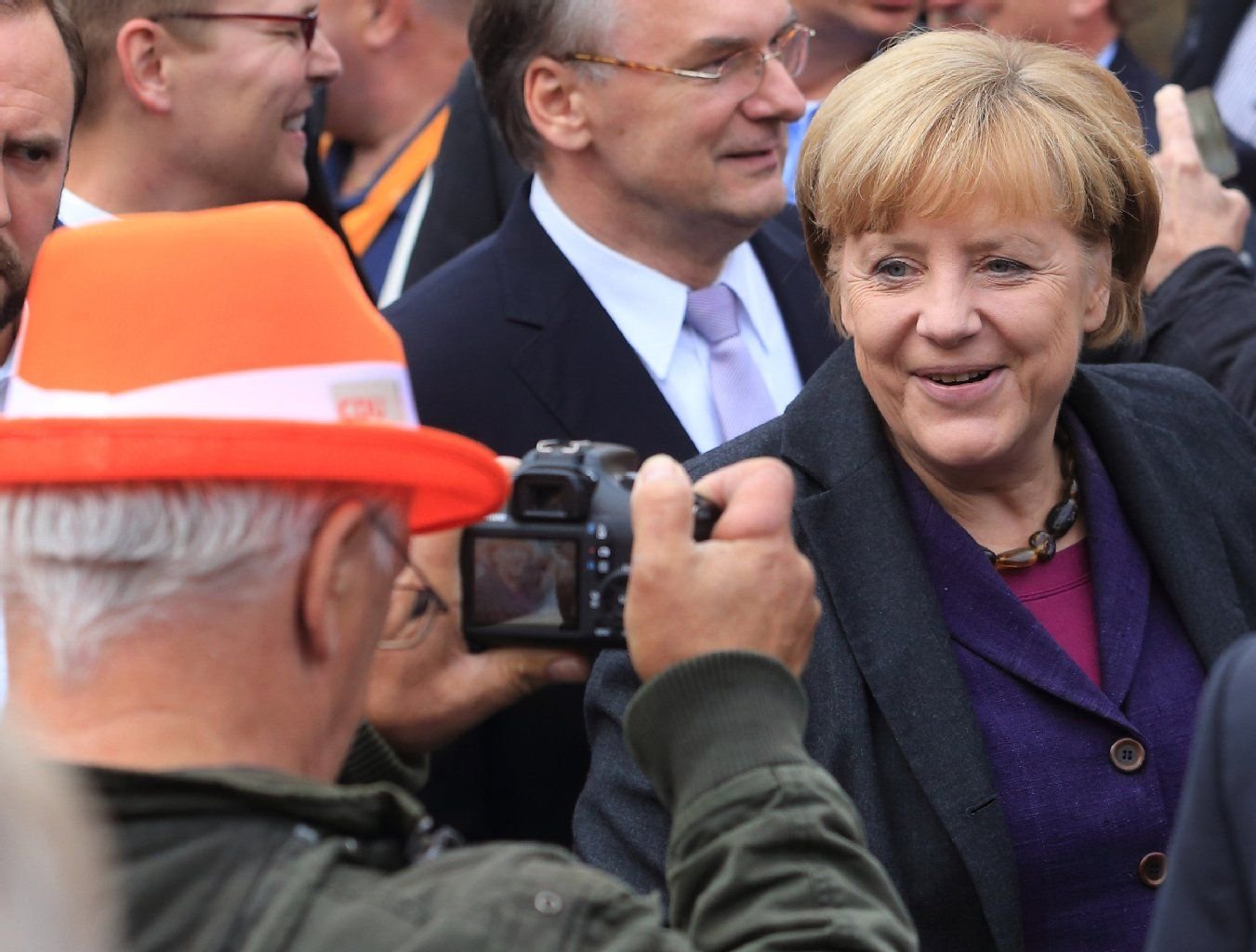 Bundeskanzlerin Angela Merkel (CDU, r) während einer Wahlkampfveranstaltung zur Bundestagswahl in Magdeburg.