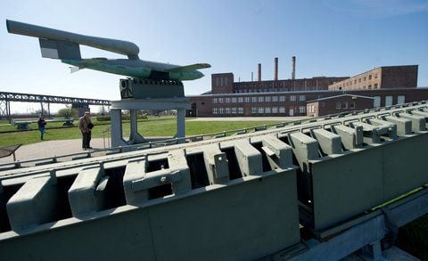 Einige Touristen stehen vor dem Kraftwerk der einstigen Heeresversuchsanstalt Peenemünde. (FOTO: DPA)