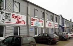 Das Foto vom Sonntag (12.12.20034) zeigt die Indoor-Kartbahn im oberbayerischen Landsberg am Lech. Durch giftige Abgase sind in der Kartbahn 23 Menschen verletzt worden. In der Halle sei am Samstagabend (11.12.) die Lüftung ausgefallen, so dass durch die 14 mit Benzin betriebenen Karts die Kohlenmonoxid- Konzentration gestiegen sei, teilte die Polizei mit. Erst als ein Mann einen Kreislaufkollaps erlitt, wurde der Vorfall bemerkt. Der Mann kam mit Vergiftungssymptomen ins Krankenhaus. Die alarmierte Feuerwehr entlüftete die komplette Halle, in der sich rund 30 Menschen aufhielten. Dennoch stieg die Zahl der Verletzten auf 23. Von ihnen wurden 12 stationär in Krankenhäusern behandelt, 11 konnten die Kliniken am Abend wieder verlassen. (Foto: dpa)