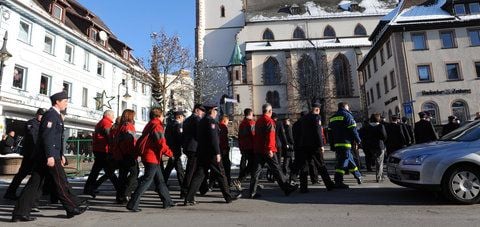 Helfer der Rettungsorganisationen laufen am 01.12.2012 in Titisee-Neustadt (Baden-Württemberg) zur Trauerfeier für die 14 Toten der Brandkatastrophe. (FOTO: DPA)