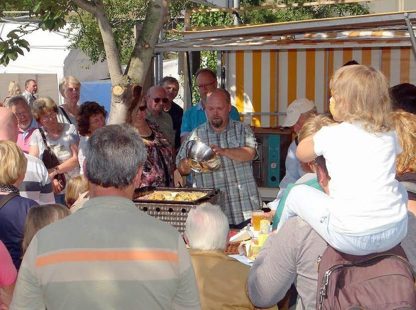 Besonders gefragt waren Straußeneier als Rührei zubereitet, da schauten alle schon bei der Zubereitung zu.