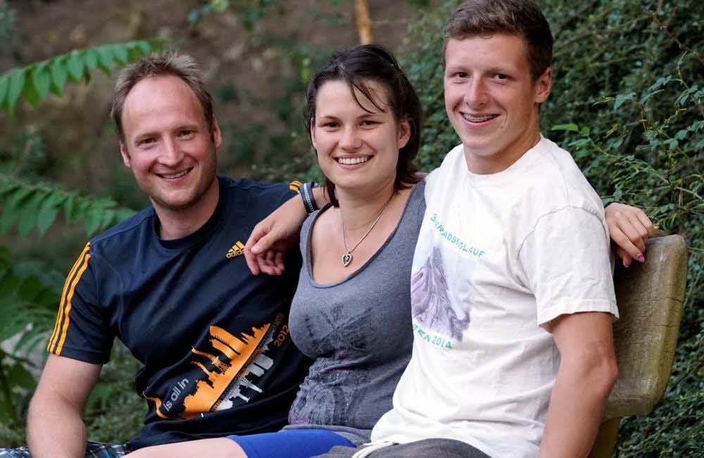 Brandon Lee, Stephanie und Lars Hofmann (v.r.) starteten beim Strongman Run in Ferropolis. Der Sohn schaffte es auf Platz 18 .