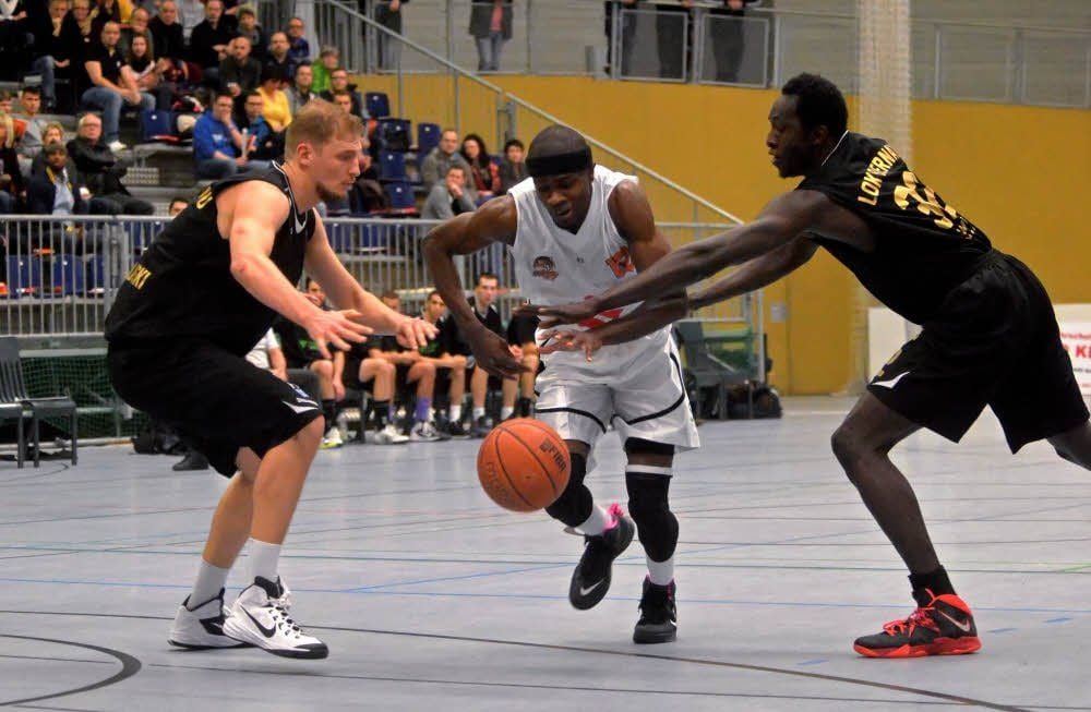 Andrew Jones (Mitte) avancierte gegen den SSV Lok Bernau mit seinen 18 Punkten zum besten Tigers-Werfer.