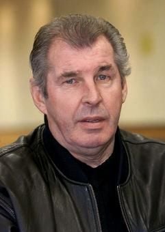 Lothar Emmerich von Borussia Dortmund ist an Lungenkrebs erkrankt und hält sich derzeit zur Behandlung in einer Lungenspezial-Klinik in Hemer auf. Der 61 Jahre alte Vize-Weltmeister von 1966 ist beim BVB als Fan-Beauftragter tätig. (Foto: dpa)