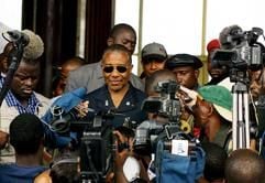 Der liberianische Staatpräsident Charles Taylor vor Journalisten in der Hauptstadt Monrovia. (Foto: dpa)