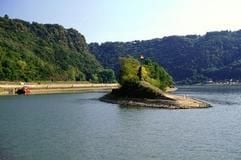 Der Loreleyfelsen ist wohl die bekannteste Sehenswürdigkeit am Mittelrhein. (Archivfoto: dpa)
