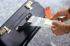 Stückkonzept statt 20-Kilogramm-Regel: Bei vielen Fluggesellschaften können Passagiere zum Beispiel bei Flügen in die USA und Mexiko zwei Koffer mit jeweils 23 Kilogramm Gewicht aufgeben. (Foto: dpa)