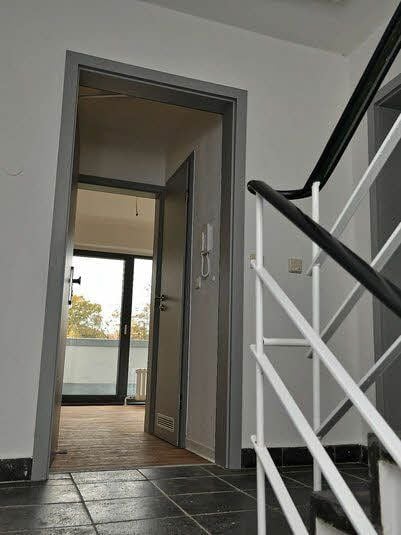 Vom Treppenhaus durch neue Türen.