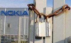 Ein Schloss hängt in Bochum an einer Kette am Zaun des Werks des Mobilfunkunternehmens Nokia. Der finnische Handyhersteller Nokia und der Betriebsrat haben ihren Streit um einen Sozialplan für die 2300 Beschäftigten beigelegt. (Foto: ddp)