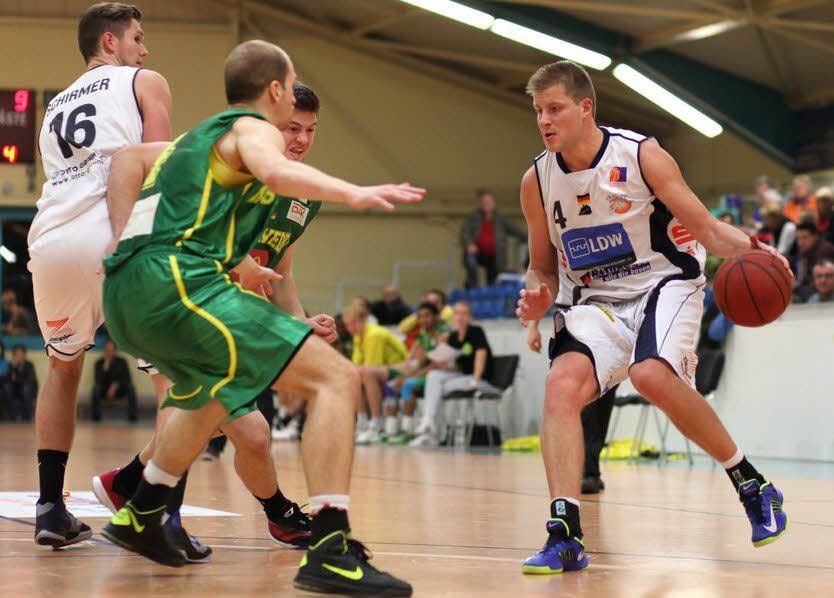 Frieder Diestelhorst im Trikot der BSW Sixers am Ball