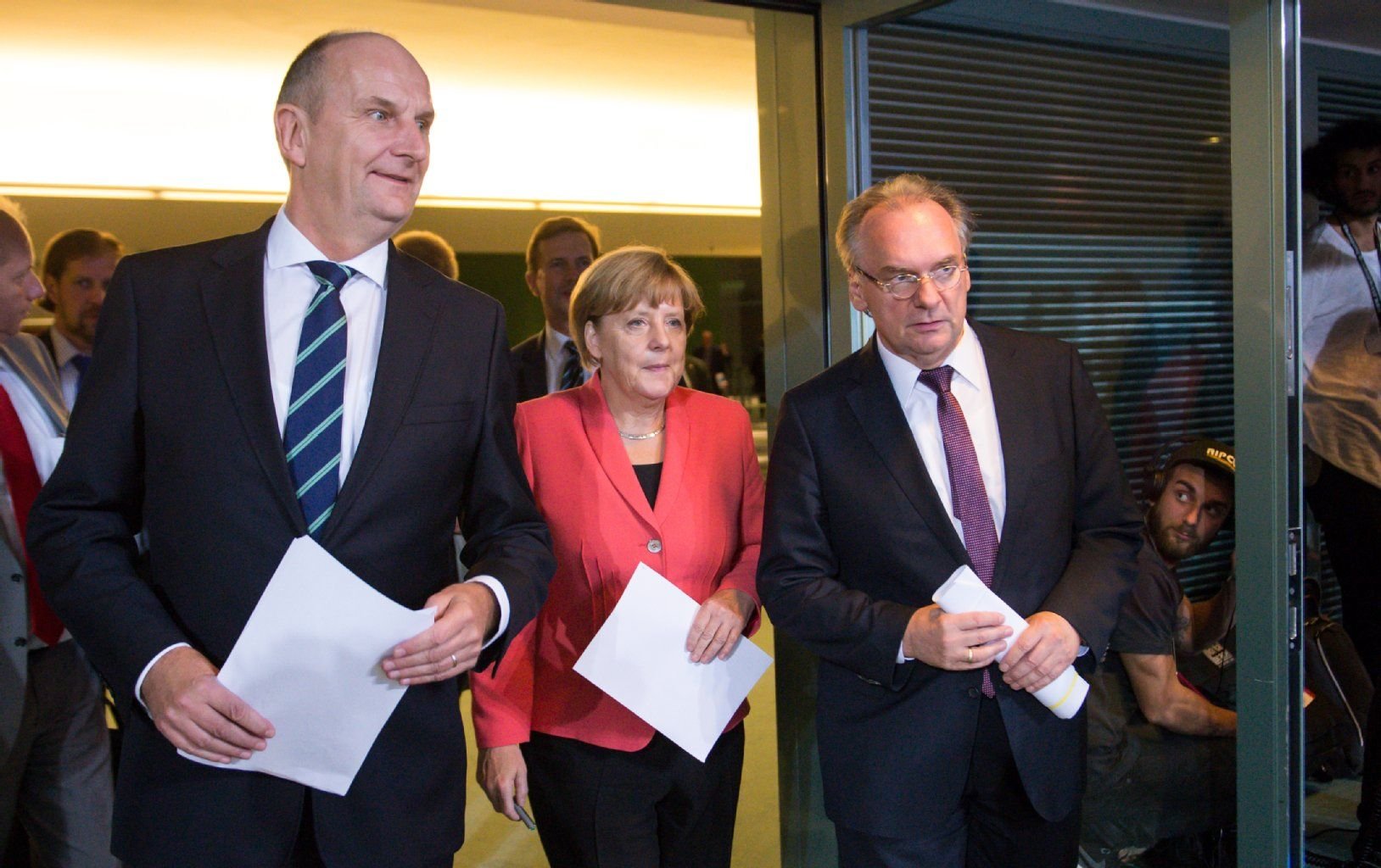 Bundeskanzlerin Angela Merkel (M, CDU), Dietmar Woidke (l, SPD), Ministerpräsident von Brandenburg, und Reiner Haseloff (r, CDU), Ministerpräsident von Sachsen-Anhalt.
