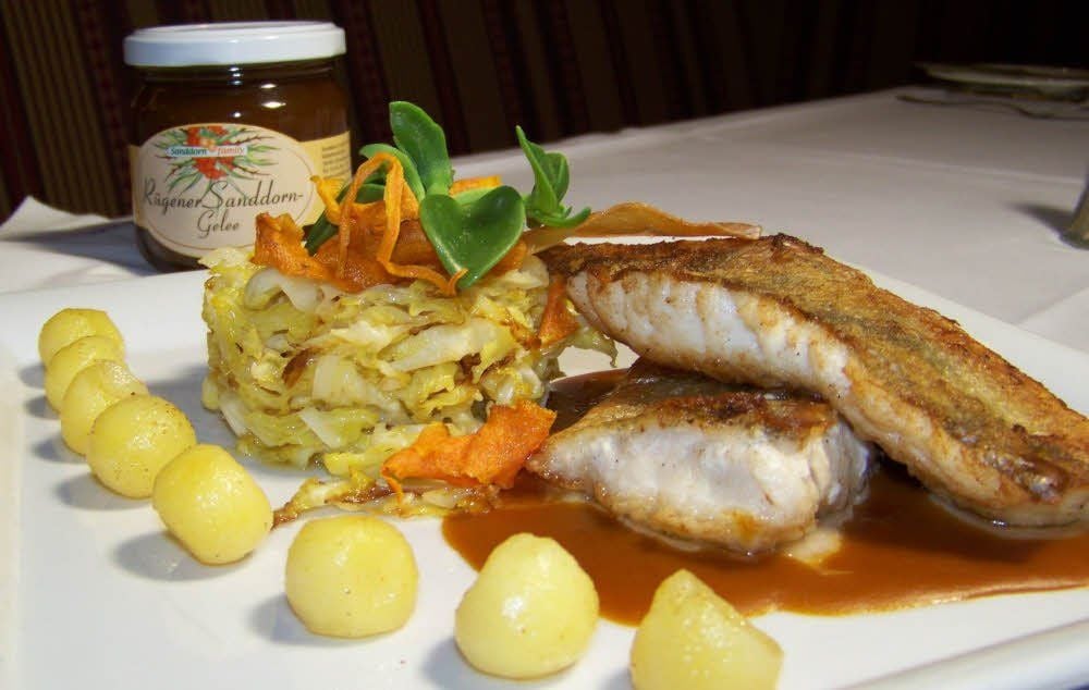 Für manchen vielleicht gewöhnungsbedürftig, aber sehr lecker: Fisch mit Sanddorn, hier Zander mit der typischen orangefarbenen, aromatischen Sauce.