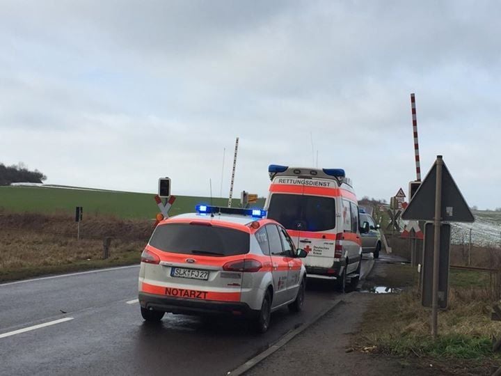 Beim Überqueren eines Bahnübergangs bei Könnern wurde am Sonntagmittag ein Mopedfahrer tödlich verletzt.