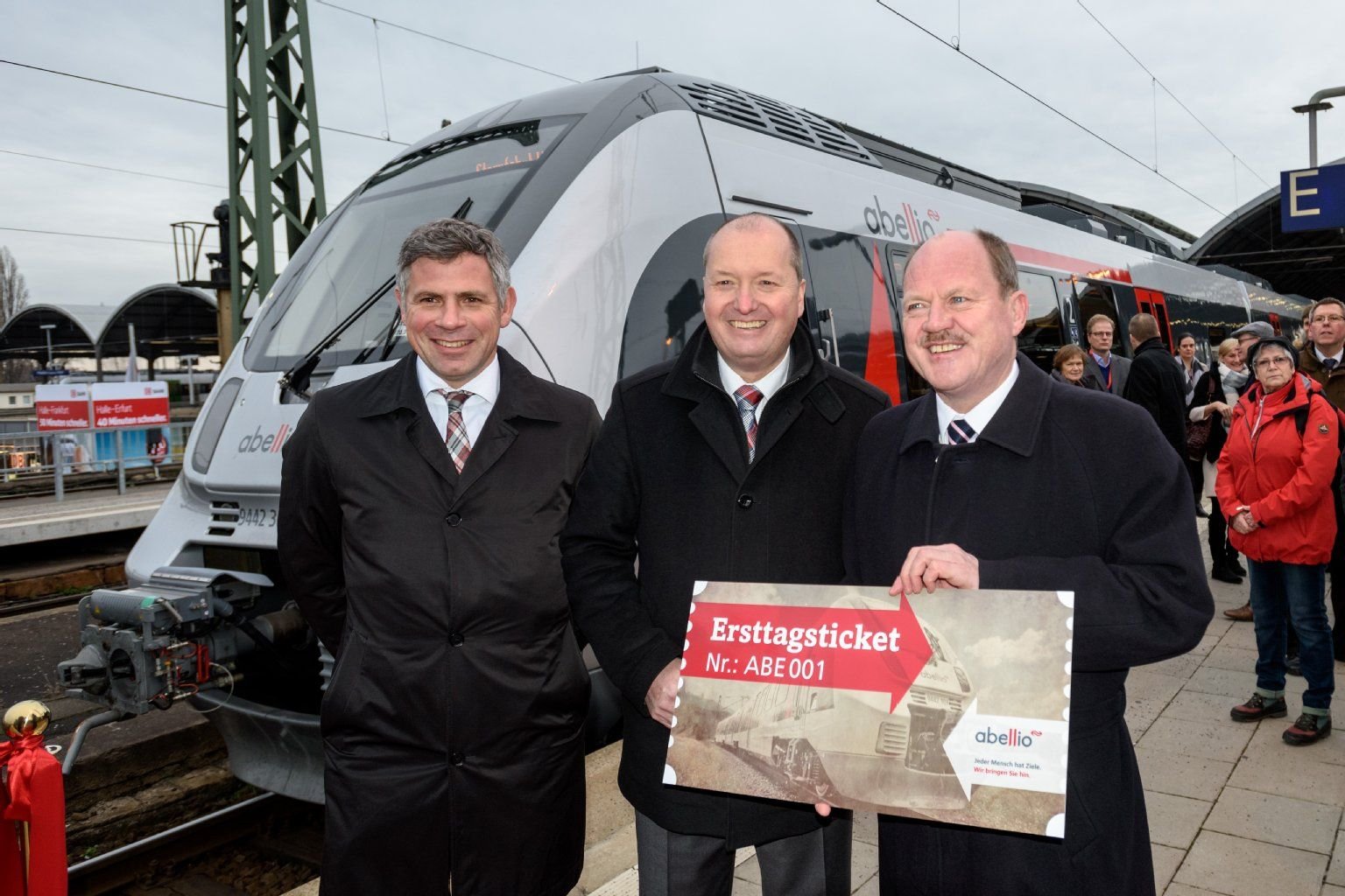 Abellio-Geschäftsführer Thomas Krenz (Mitte) und Landesverkehrsminister Thomas Webel (rechts) bei der feierlichen Inbetriebnahme.