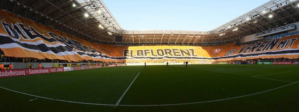 Mit der größten Blockfahne, die es in einem europäischen Stadion jemals gegeben hat, stellten die Fans von Dynamo Dresden einen Rekord auf.