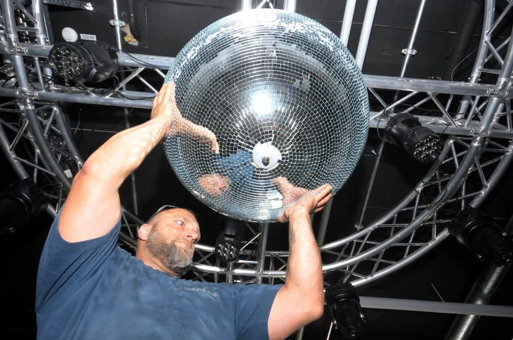 Patrick Finke, Hausmeister in der neuen Schorre Bernburg prüft die neue Discokugel im kleineren der beiden Tanzbereiche.