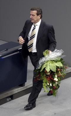Bundeskanzler Gerhard Schröder (SPD) macht sich nach seiner Wiederwahl am Dienstag im Reichstag in Berlin auf den Weg zum Bundespräsidenten, der ihm seine Ernnennungsurkunde überreichte. Schröder wurde mit 305 von 599 Stimmen zum Regierungschef gewählt.)