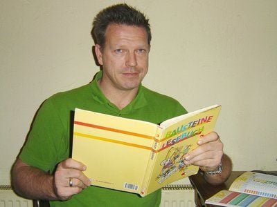 Der ehemalige Fußballprofi Knut Reinhardt blättert am 10.12.2008 in Dortmund in einem Schulbuch. (FOTO: DPA)