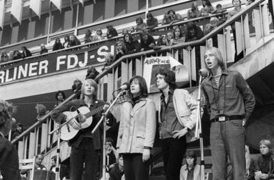 Wenige Tage nach dem blutigen Militärputsch in Chile im September 1973 singen FDJ-Mitglieder auf einer Bühne auf dem Berliner Alexanderplatz bei einer Solidaritäts-Kundgebung die Hymne der Unidad Popular «Venceremos» (wir werden siegen). (Foto: dpa)
