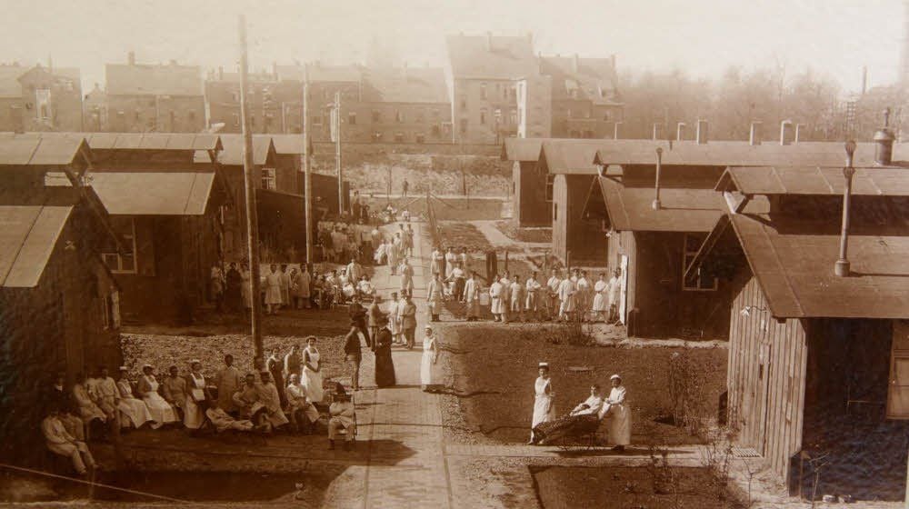 Ein historisches Dokument aus dem Ersten Weltkrieg: Das Foto aus dem Stadtarchiv zeigt das Merseburger Lazarett in der Weißen Mauer.