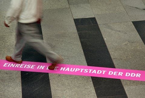 «Einreise in die Hauptstadt de DDR» steht auf dem Band am Boden des Bahnhofs Friedrichstrasse in Berlin. Die Markierung ist Teil der Ausstellung «Der geteilte Bahnhof 1961-89». (FOTO: DPA)
