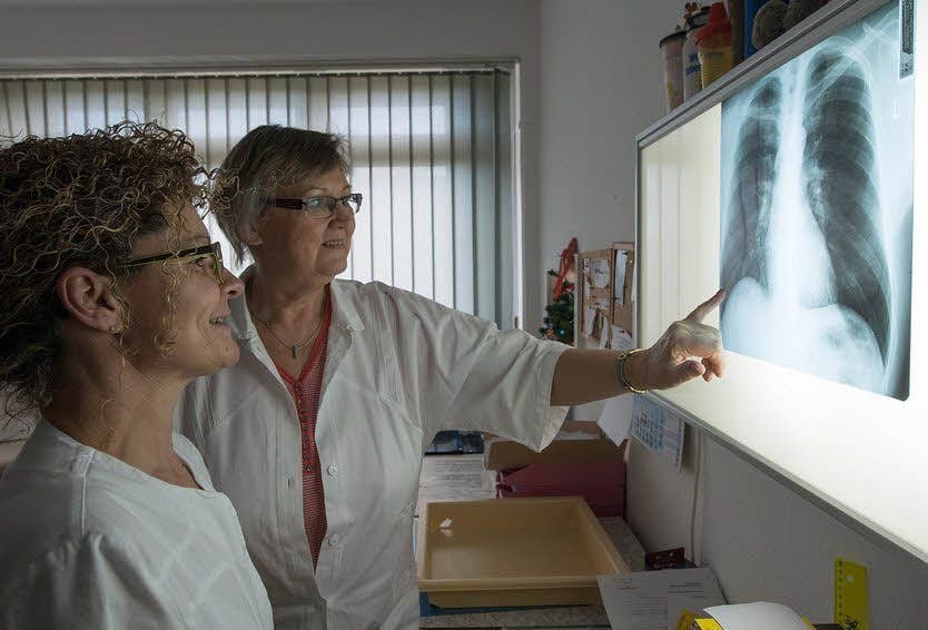 Dr. Helma Gabrisch wertet mit Röntgenassistentin Undine Winter Röntgenbilder von der Untersuchung der Asylbewerber aus.