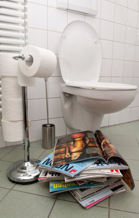 Ein Plakat mit der Aufschrift «Klo-Ordnung», Schilder mit derben Sprüchen, zerfledderte Zeitungen und eine Klobürste mit Gesicht: Manchem Besucher wird viel zugemutet auf dem Gäste-WC. (FOTO: DPA)