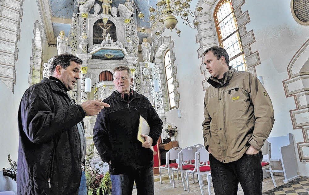 Ernst Strudel, Axel Pich und Arthur Strudel (v. l.) im Gespräch über die neusten Sanierungsarbeiten in der Winninger Kirche.