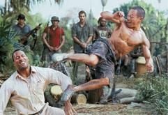 Dwayne "The Rock" Johnson als Beck und Seann William Scott (im Hintergrund Mitte) in einer Szene des Actionabenteuers "Welcome to the Jungle" von Peter Berg. Ein Kopfgeldjaeger jagt einen entflohenen Verbrecher, mit dem er sich anfreundet und gemeinsam gegen den wahren Gangsterboss kaempft. (Foto: Columbia Tristar/ddp)