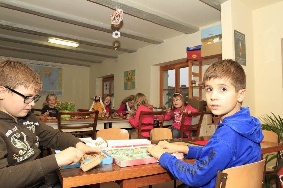 Aaron und Moritz spielen während der Hortbetreuung in der evangelischen Kita in Rehmsdorf.
