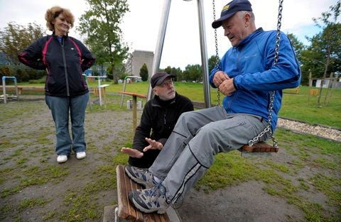 Thomas Gatzky (M.) erläutert auf dem Seniorenspielplatz in Magdeburg, wie die beiden Senioren Kurt Schuller und Monika Kupey die Schaukel richtig als Beinpresse nutzen können. (FOTO: DAPD)