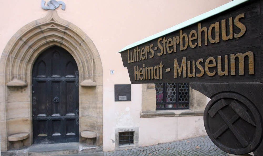 Das Hinweisschild vor Luthers Sterbehaus ist abgebaut und eingelagert worden.