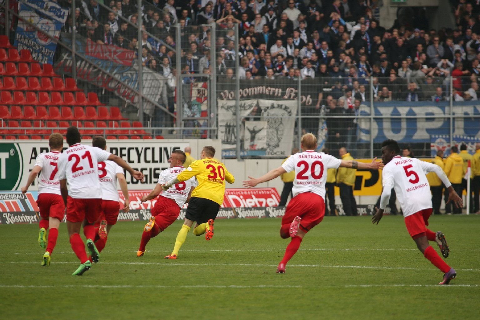Die HFC-Spieler jagen den Siegtorschützen Toni Lindenhahn.