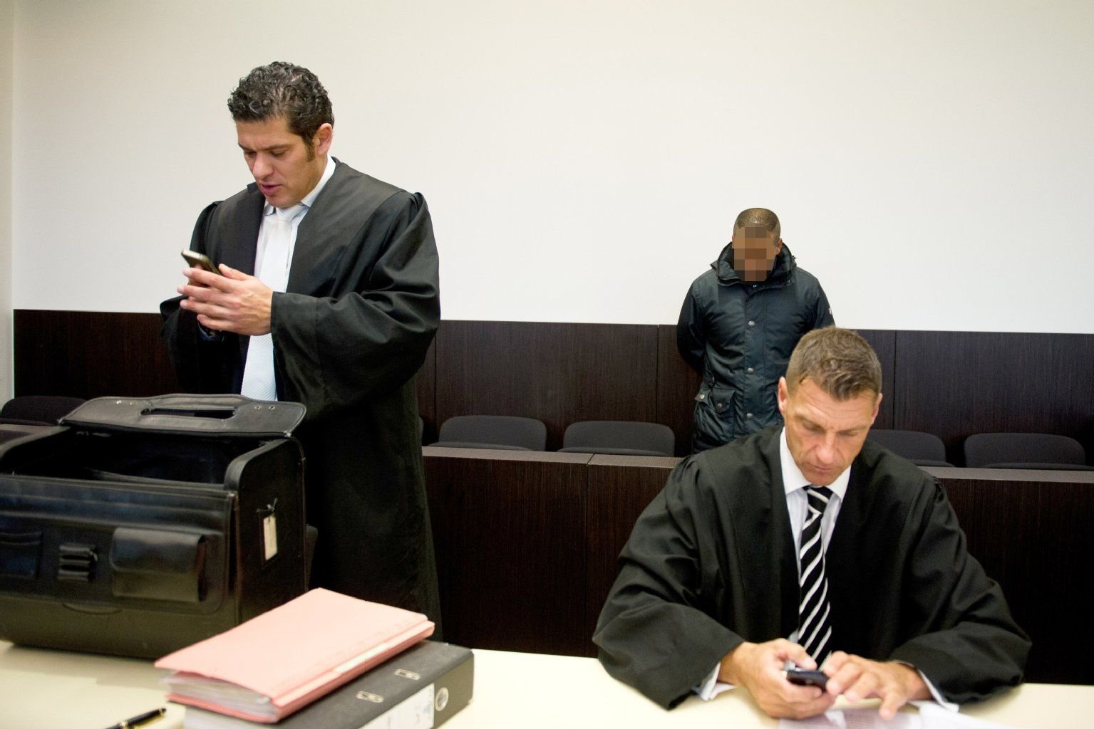 Die Anwälte Torsten Timm (r) und Nicolai Mameghani (l) vor dem Angeklagten, Taoufik S., im Gerichtssaal im Landgericht in Düsseldorf