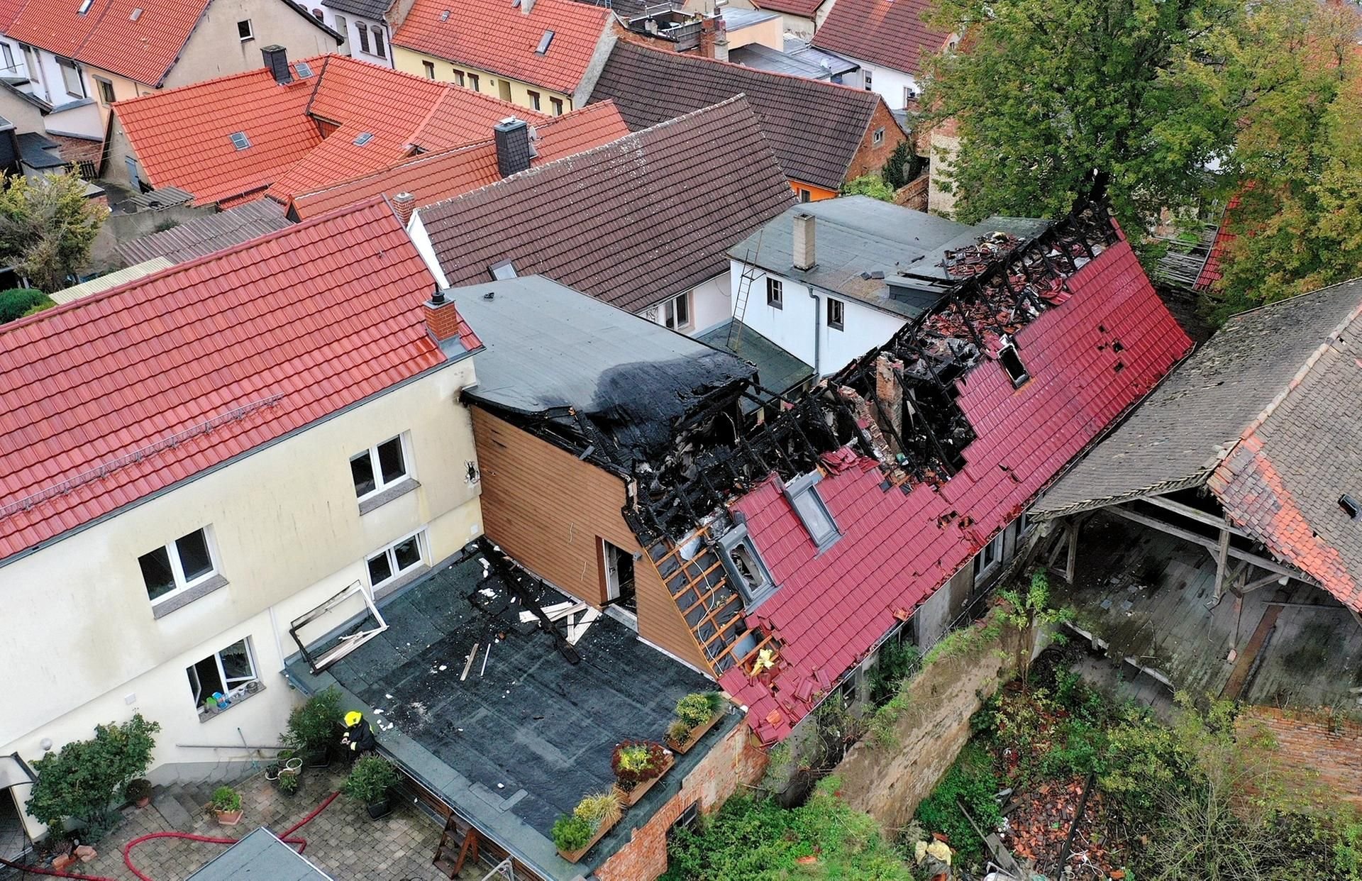 Das Feuer griff auf ein angrenzendes Wohnhaus über.