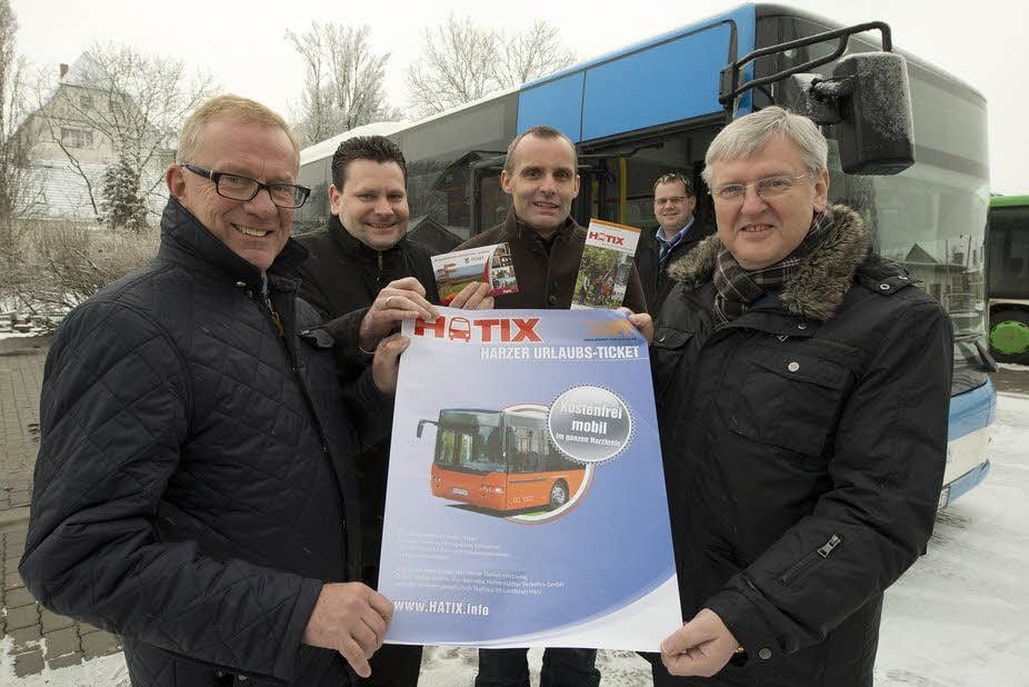 Präsentieren das Plakat zum Hatix: Peter Hausmann, Vorstand der Harz AG, HVB-Geschäftsführer Björn Smith, Gerald Hahne, Leiter Verkehrsplanung der HVB, un d Harzgerodes Bürgermeister Jürgen Bentzius.
