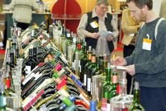 Ein Besucher der Messe BioFach in Nürnberg macht sich vor einer Reihe von Bio-Weinen Notizen (Archivfoto). Am Donnerstag (24.02.2005) wird die weltgrößte Messe für Bioprodukte in Nürnberg geöffnet. (Foto: dpa)