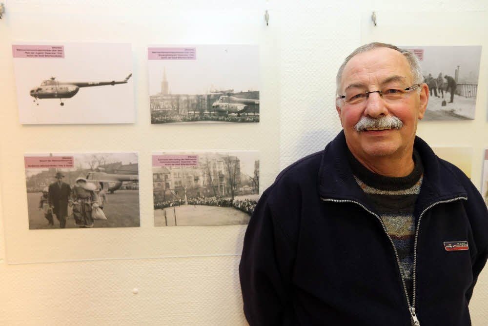 Jürgen Schulz flog 1966 mit einem roten Hubschrauber als Weihnachtsmann in Bitterfeld ein. Jetzt hat er im Museum die Fotos entdeckt.