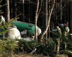Nach einem Polizeihubschrauberabsturz in einem Wald bei Thalheim nahe Stollberg am Montag (17.01.2005) werden von zwei Polizeibeamten die ersten Sicherungsarbeiten und Videoaufzeichnungen vom weiträumig abgesperrten Hubschrauberwrack vom polnischen Typ «Sokol» vorgenommen. (Foto: dpa)