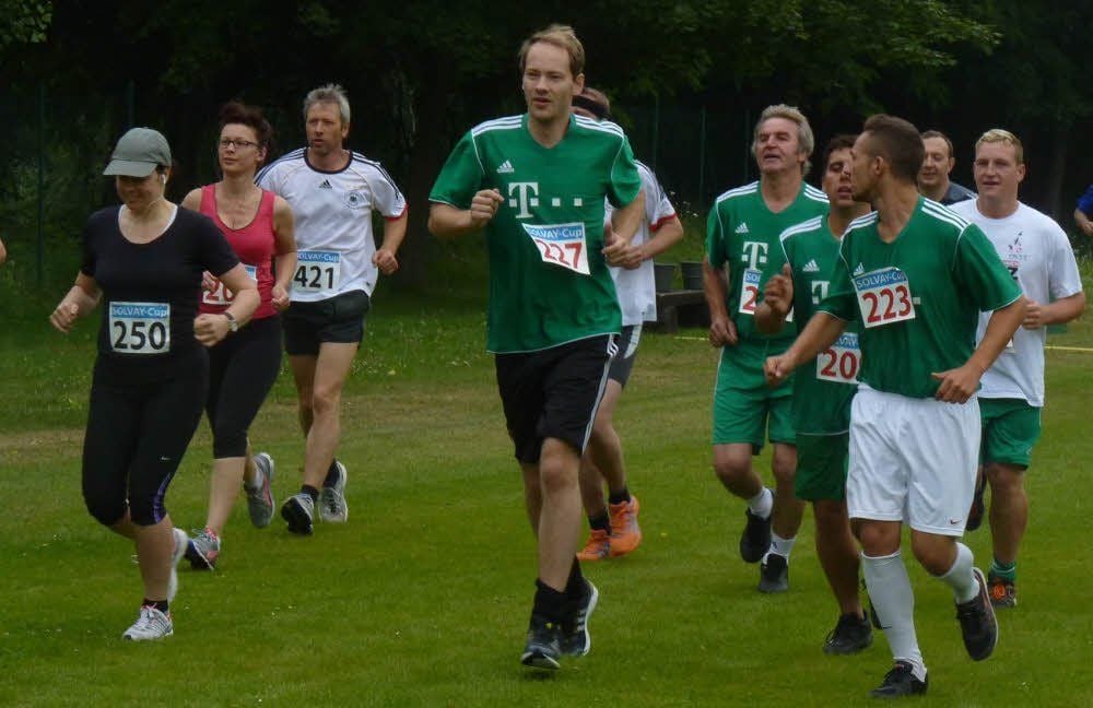 Als Einheit wollen die Gierslebener Kicker das Abenteuer Salzlandliga angehen, wie hier beim Lauf um den Hain (grüne Trikots).
