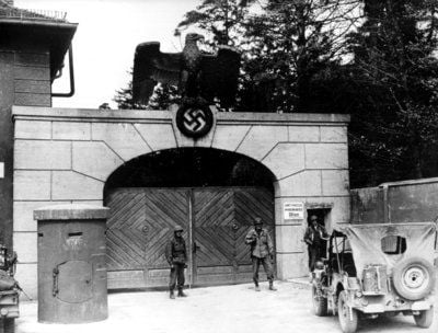 Soldaten bewachen das Tor des Konzentrationslagers in Dachau (Oberbayern) (undatierte Aufnahme). (FOTO: DPA)