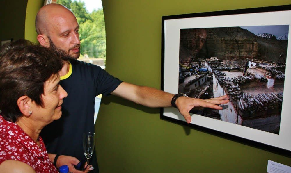Marcus Vaupel erläutert der Besucherin Rosi Reichwein Hintergründe zu den Fotos aus Nepal.