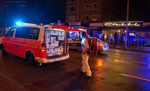 Rettungswagen stehen in der Nacht zu Donnerstag vor einem Lokal in Hamburg-Barmbek. (FOTO: DPA)