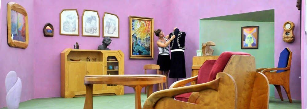 Rosafarbene Tapeten, blassgrüner Boden, kantige Möbel: Inszenierung eines anthroposophischen Wohnraumes in der Moritzburg