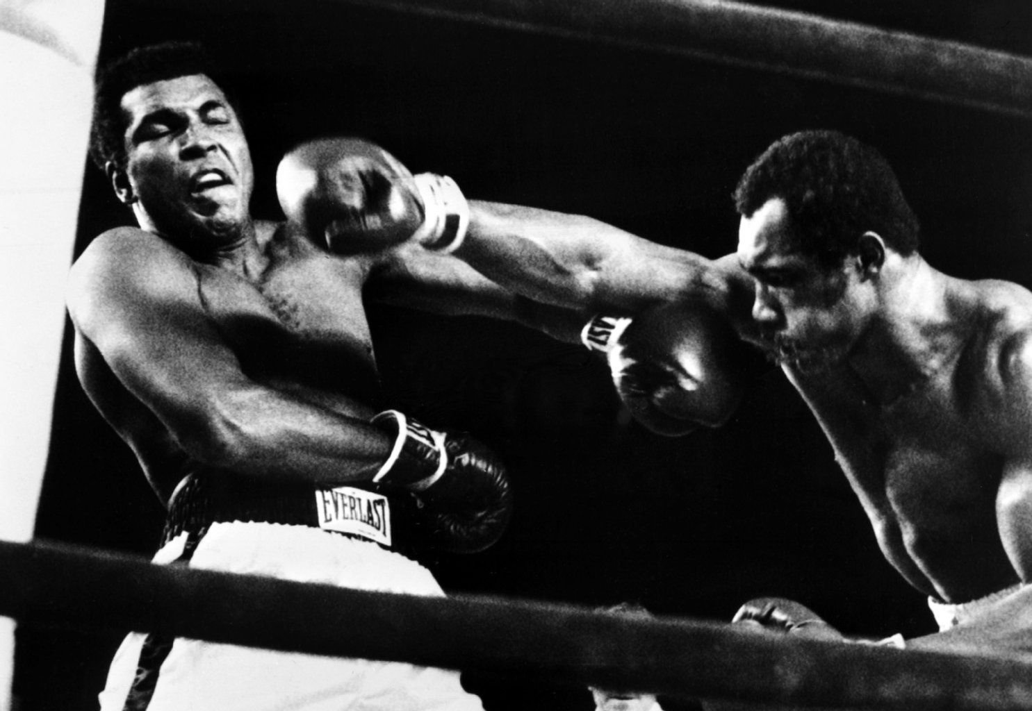 Muhammad Ali (l) weicht einer Geraden seines Herausforderers Ken Norton (r) aus.
