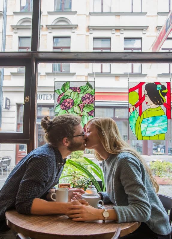 Franziska küsst im Kaffeeschuppen.