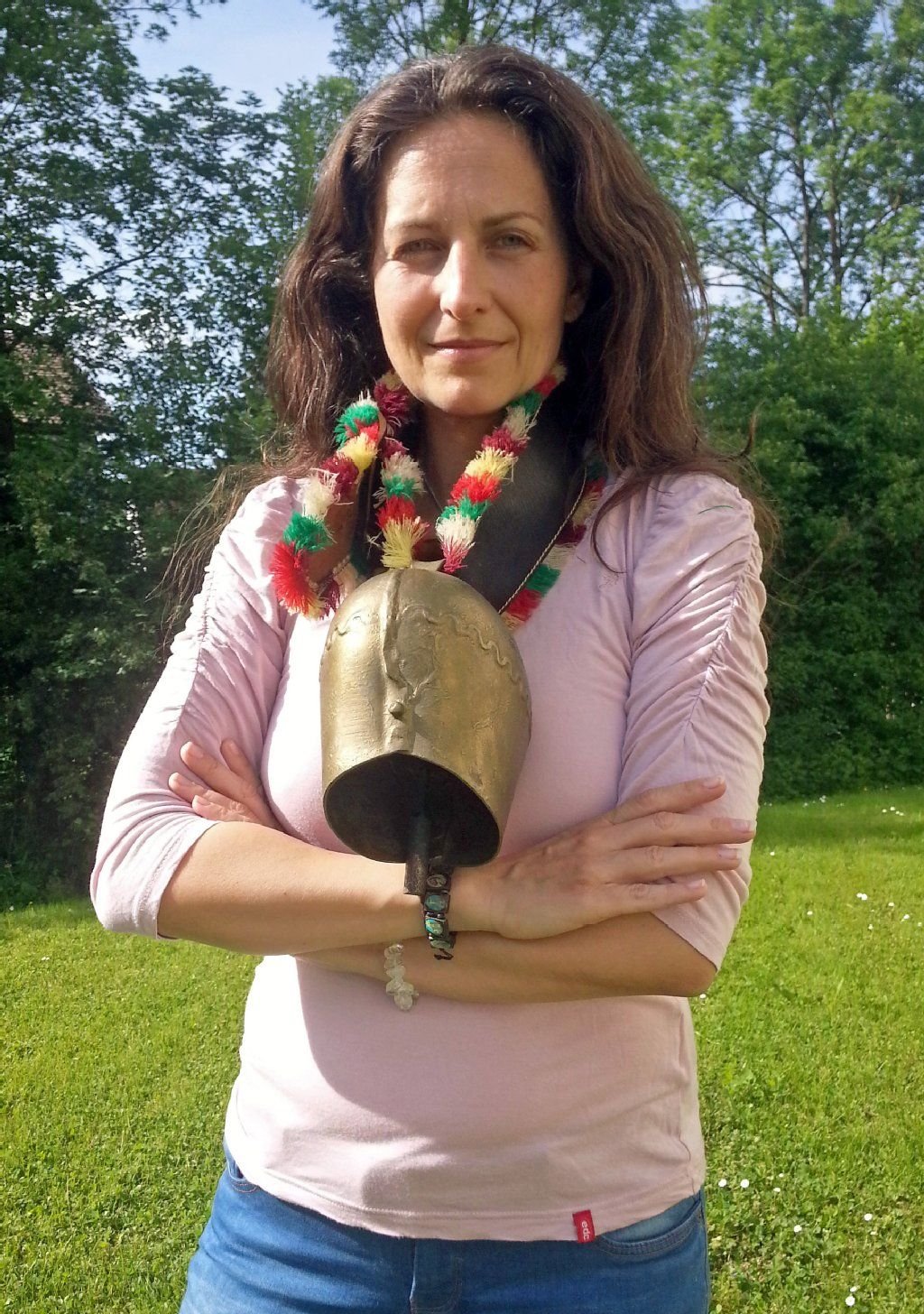 Die Tierschutzaktivistin Nancy Holten lässt sich in Gipf-Oberfrick, Schweiz, mit einer Kuhglocke um den Hals fotografieren.
