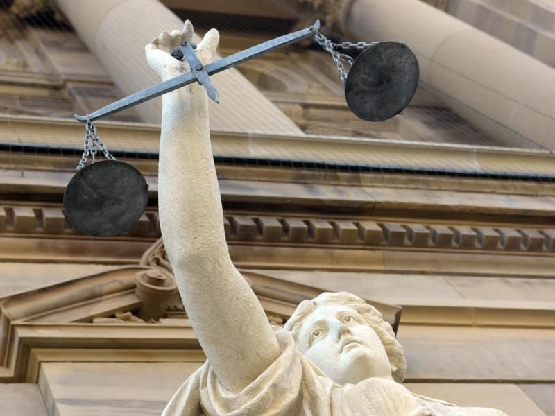 Vor dem Justizgebäude steht eine Statue der Göttin Justitia. Foto: Stefan Puchner/Archiv
